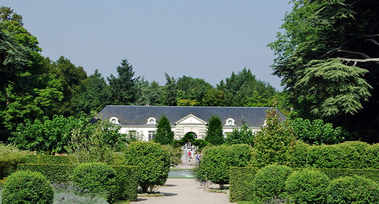 Château de Cheverny - gardens and orangery.png
