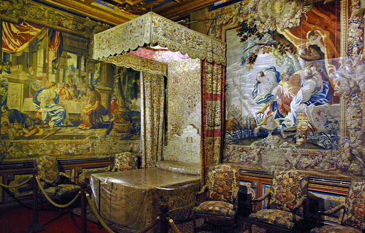 Château de Cheverny - King's bed.png