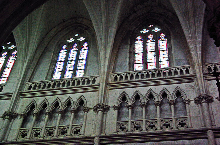 Châteauneuf-sur-Cher, Basilique Notre-Dame des Enfants.png