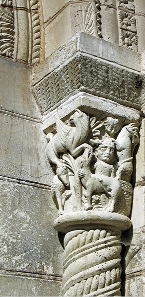 Collegiale de St-Aignan - south door capital.png