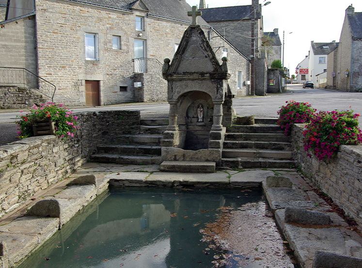 Cruguel lavoir and fountain