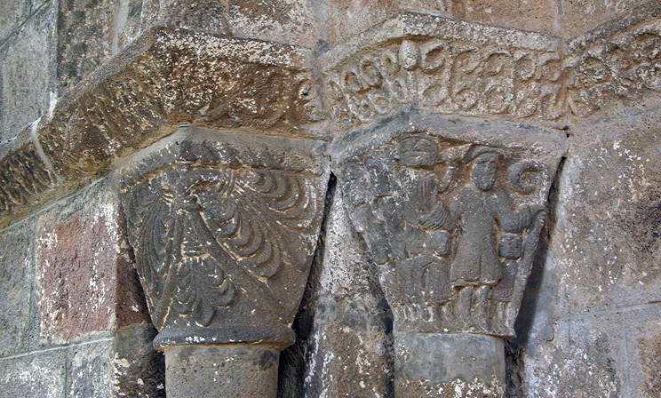 Église St-Martin-Cantalès - carving on west door
