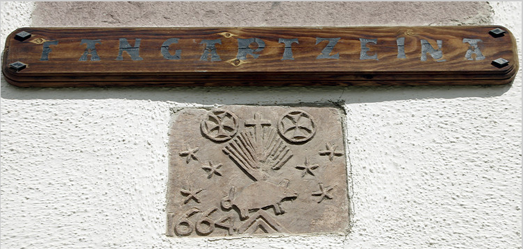 Garralda, plaque above door