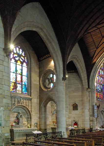 Josselin church side aisle