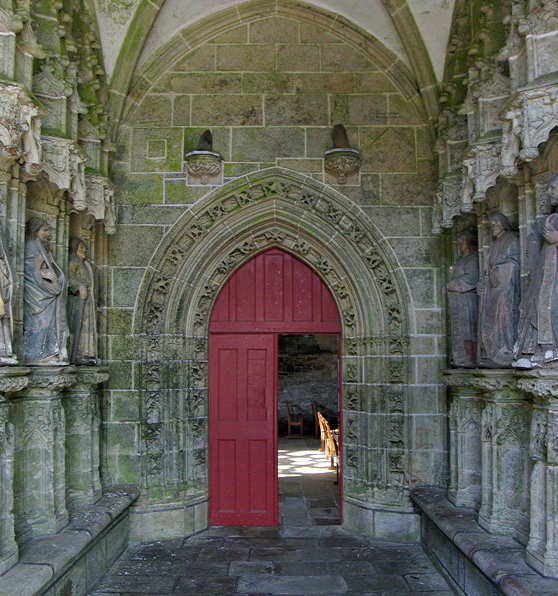 Kernascléden church, apostles in the south porch