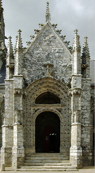 Kernascléden church, south porch