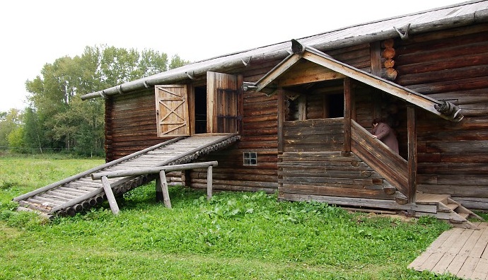 Kostroma, Museum of Wooden Architecture, home of middle class peasant - house and barn