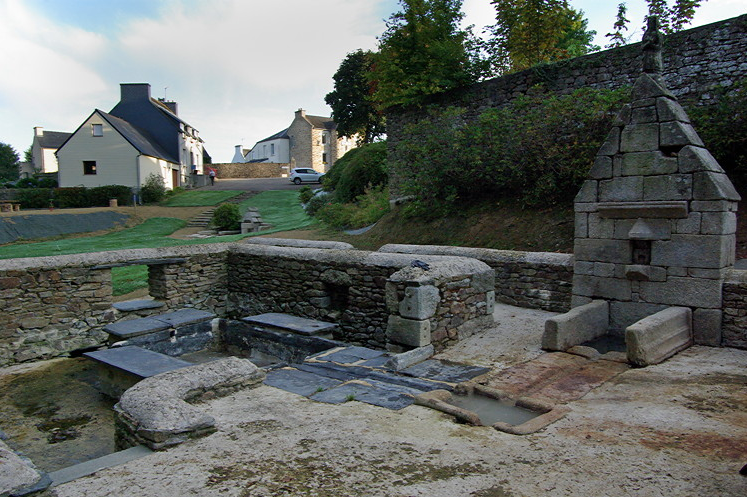 Loc-Eguiner-St-Thégonnec, Fountain dedicated to St Eguiner