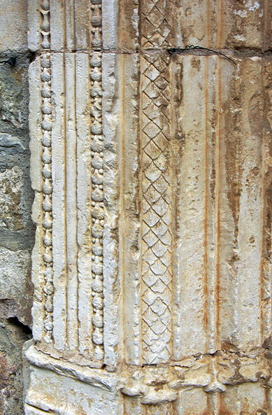 Loubressac, Église St-Jean Baptist - detail of doorway