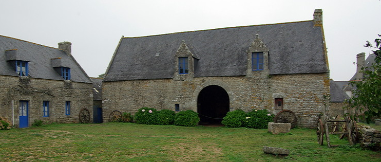 Manoir de Kérazan, barn and farmhouse