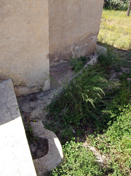 Menzel - rainwater trough entering cistern