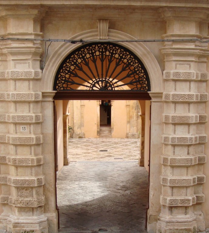 noto pal. rau della ferla cortile .jpg