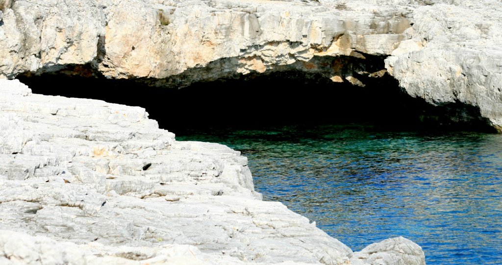 ognina grotto.jpg