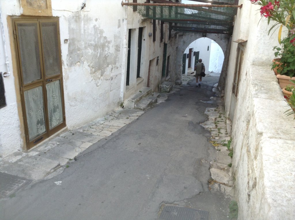 ostuni ape narrow path.JPG