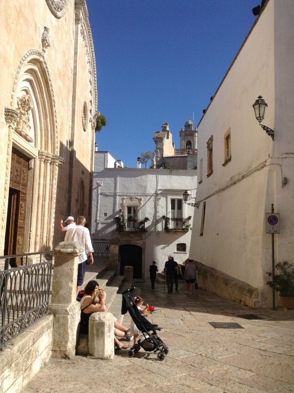 Ostuni ape stop chiesa.JPG