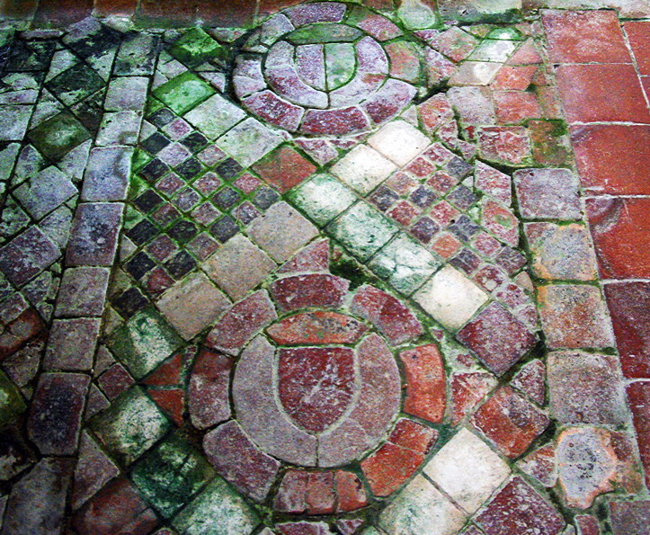 Palluau-sur-Indre, Église Saint-Sulpice - floor tiles.png