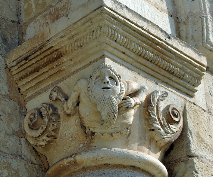 Preuilly-sur-Claise, Abbey of St-Pierre - capital.png