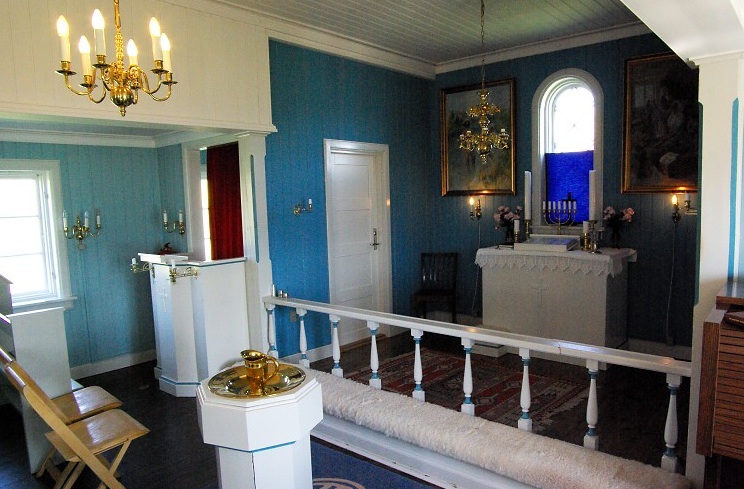 Qassiarsuk Church, Inside