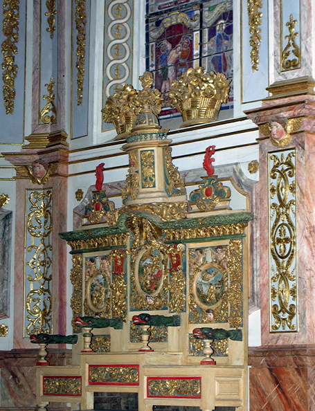 St Thégonnec church - altar on south side of chancel