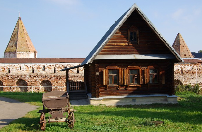 Suzdal, Convent of the Intercession of the Mother of God - walls and nun's chalet