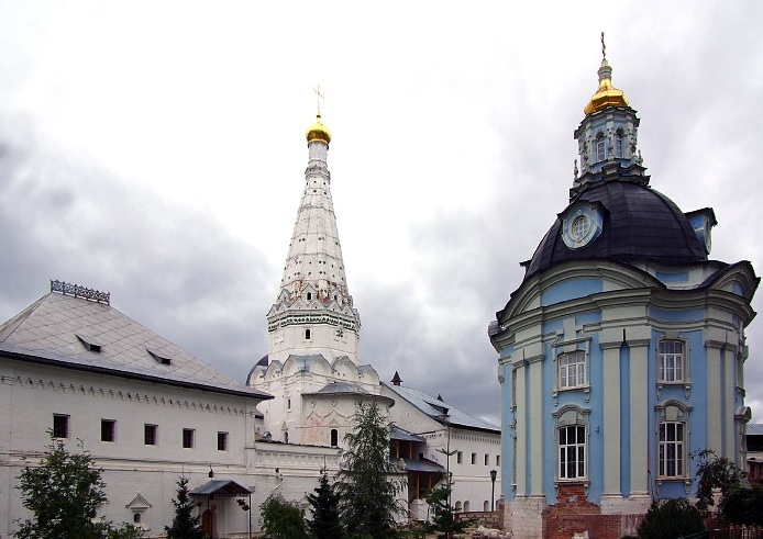 Trinity St Sergius Monastery, Church of Our Lady of Smolensk with the Carpenter Tower on the left