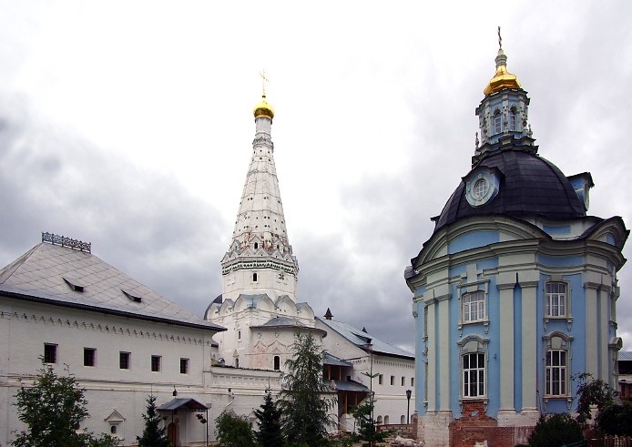 Trinity St Sergius Monastery, Church of Our Lady of Smolensk with the Carpenter Tower on the left