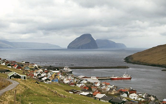V2 Midvágur With Koltur And Hestur