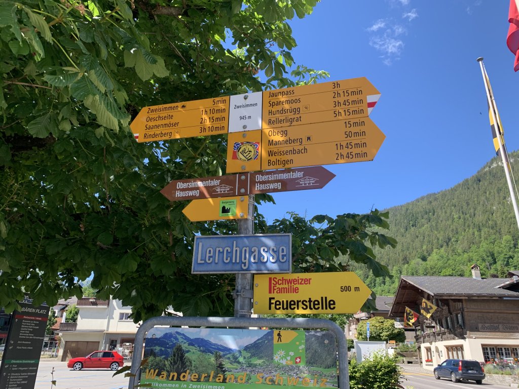 Zweisimmen hiking signs